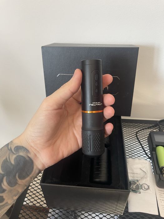Máquina de Tatuagem Equaliser Neutron 3.5 Wireless – Como Nova