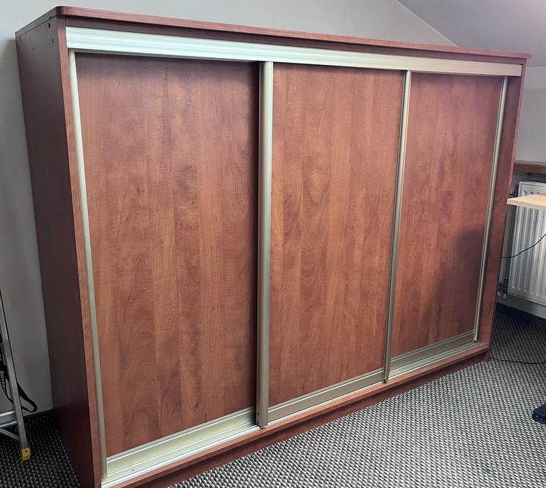 Szafa z drzwiami przesuwnymi – bardzo dobry stan