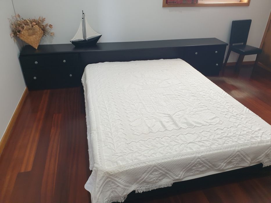 Cama de casal em madeira maciça 
Estrutura muito sólida e resistente, sem folgas nem danos.
Ideal