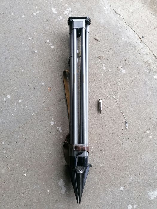 Stary statyw geodezyjny trójnóg do niwelatora