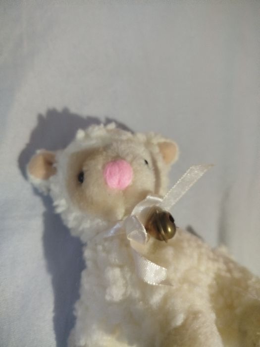 Owieczka zabawka z dzwoneczkiem