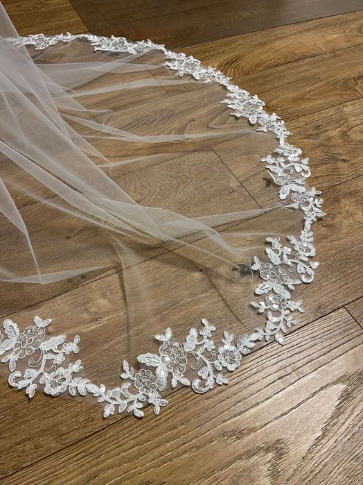 Długi welon ślubny