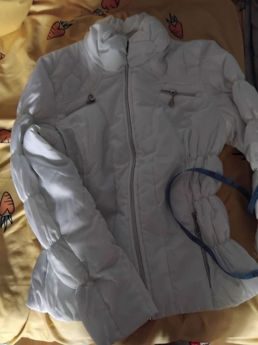 Белая куртка на девочку размер  40