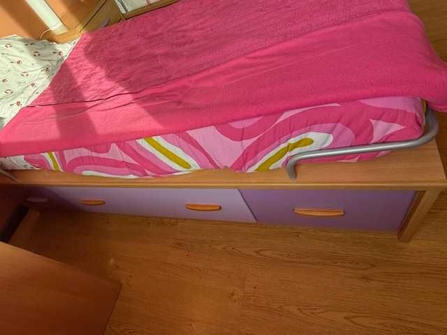 Quarto 2 camas indivduais com roupeiro