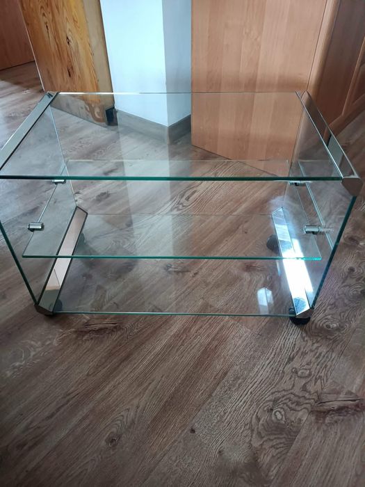 Szklany stolik kawowy na kółkach stoliczek