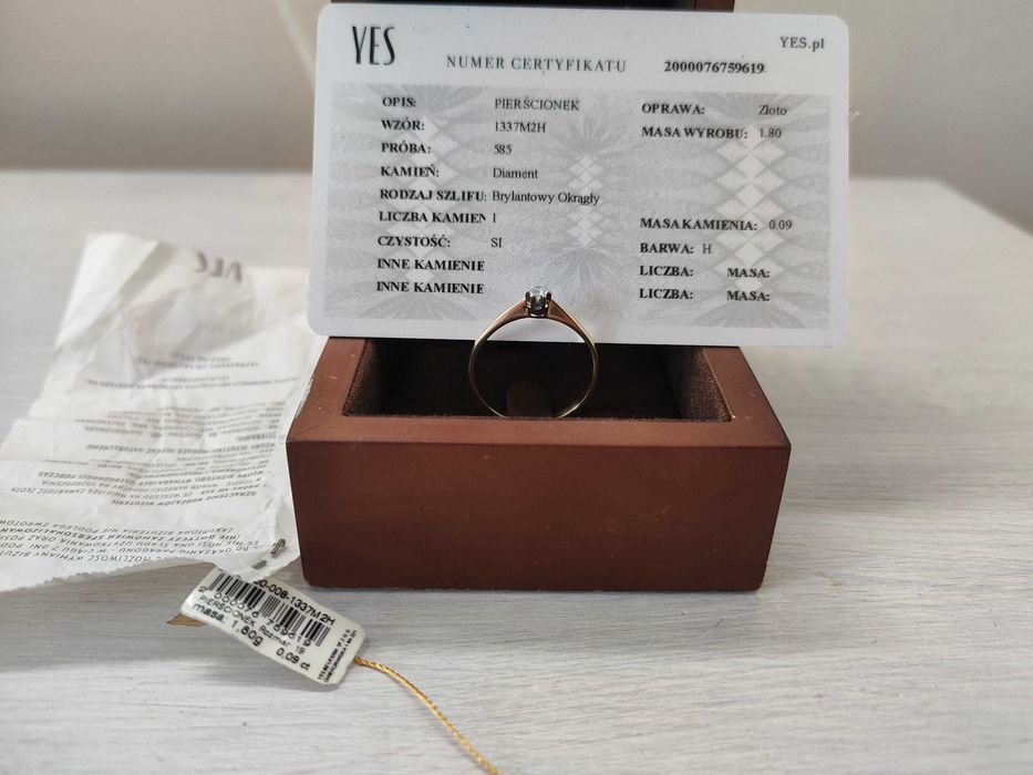 Pierścionek z diamentem