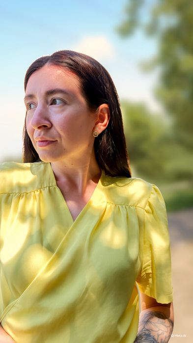 Жіноча жовта сукня міді