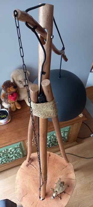 Mesa rustica exclusiva com candieiro.
