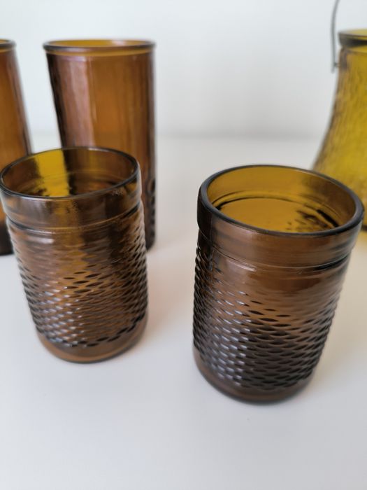 Copos e balde gelo castanhos