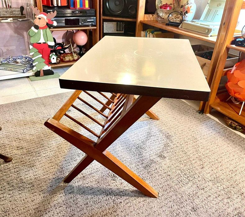 Mesa de apoio com revisteiro integrado, estilo Mid-Century Modern