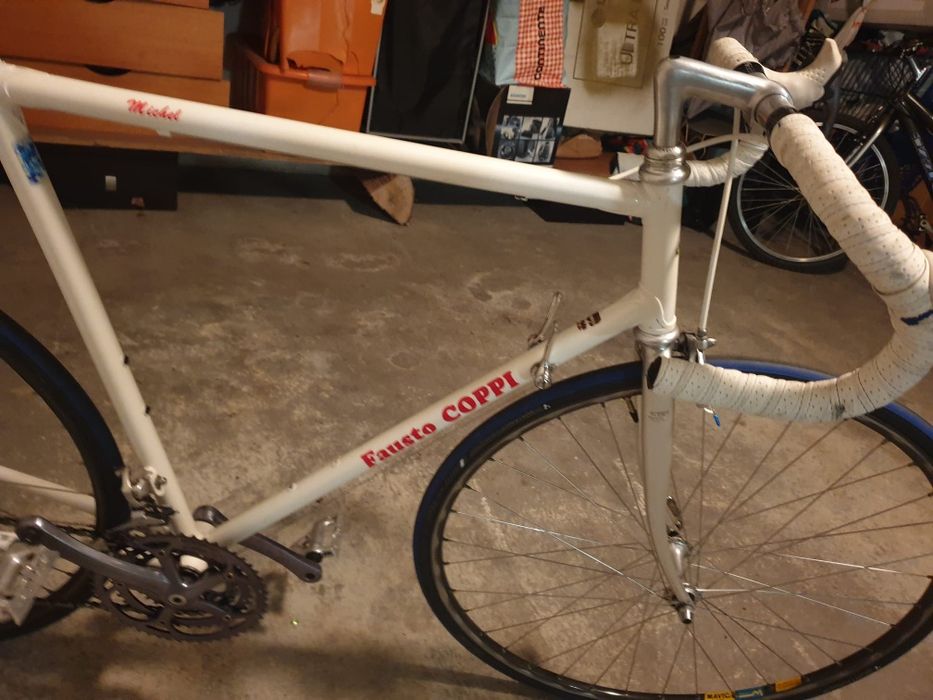 Bicicleta antiga estrada