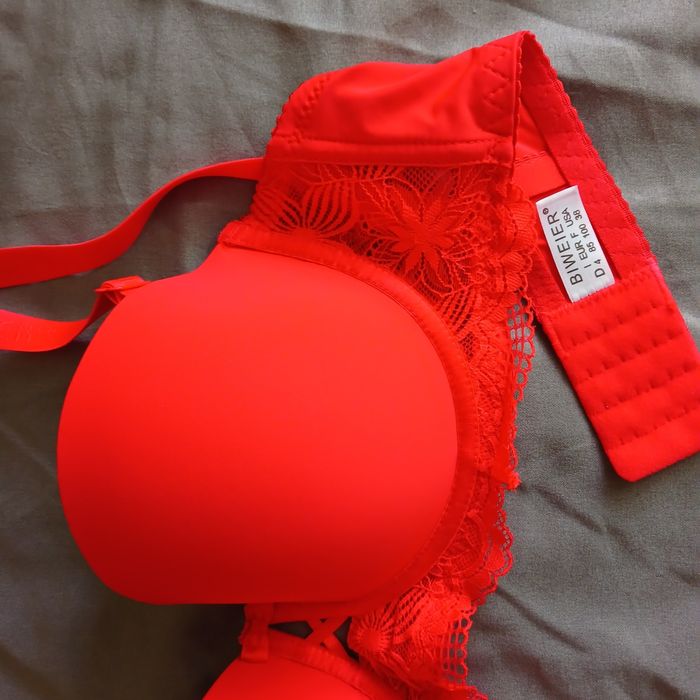 Червоний бюст+подарунок