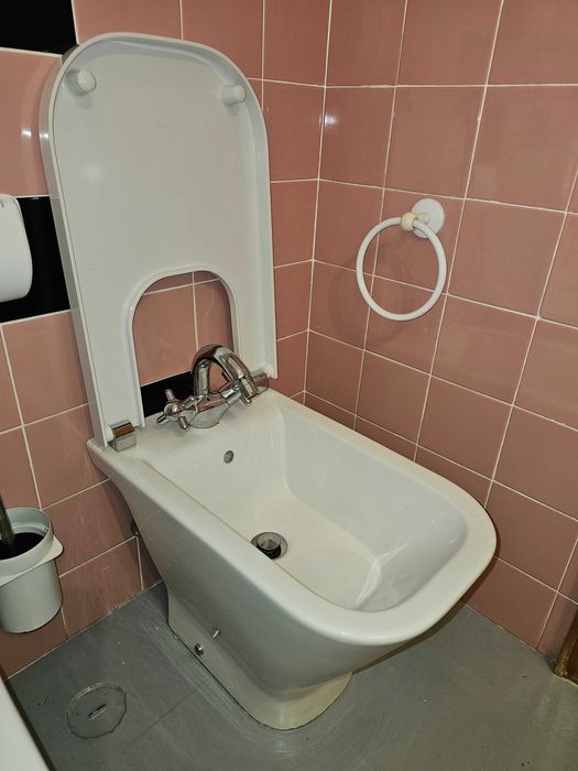 BIDÉ ROCA com tampa e torneira como novo em centro Cascais.