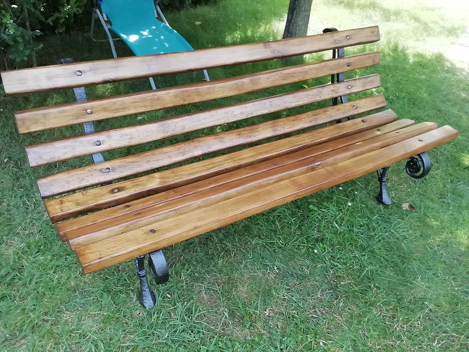 Ławka ogrodowa, solidne kute nogi