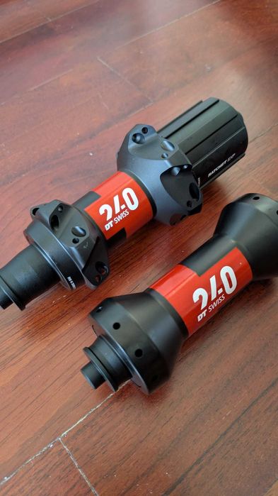Cubos DT Swiss 240 NOVOS (Nunca Montados) - 9mm QR - Topo de Gama para Clássicas/Restauração