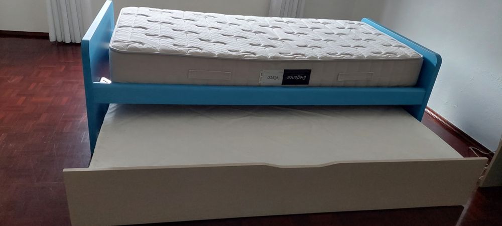 Cama de criança com 2 colchões