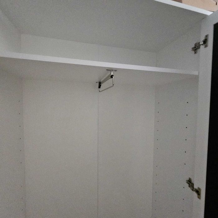 Szafa garderobiana biała z lustrem, drążkiem i szufladą