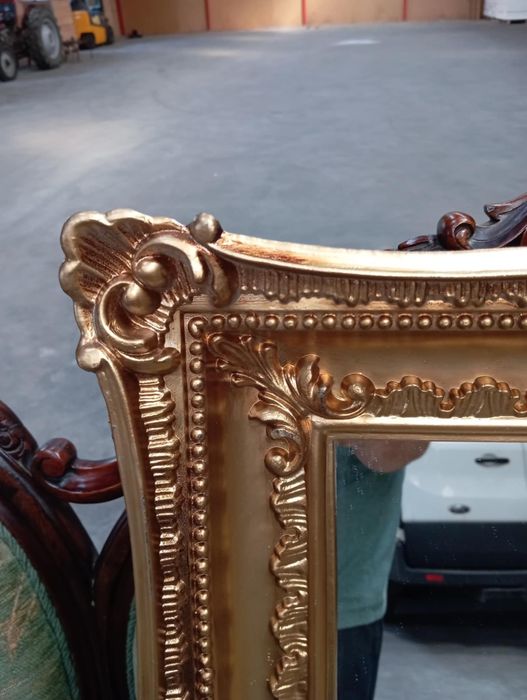 Antyczne lustro w zdobionej ramie