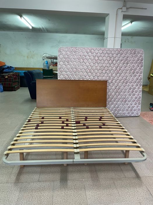 Vendo estrado, colchão e cabeceira de cama