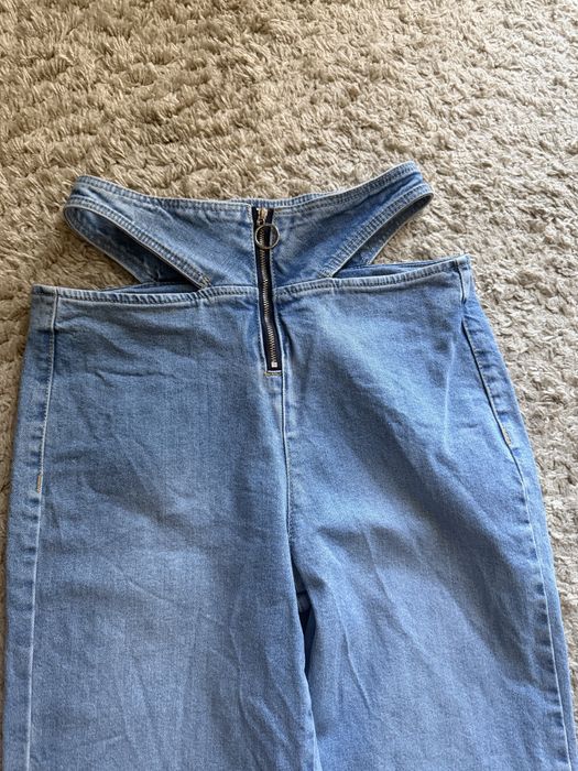 Блакитні джинси zara з розрізами на сідницях