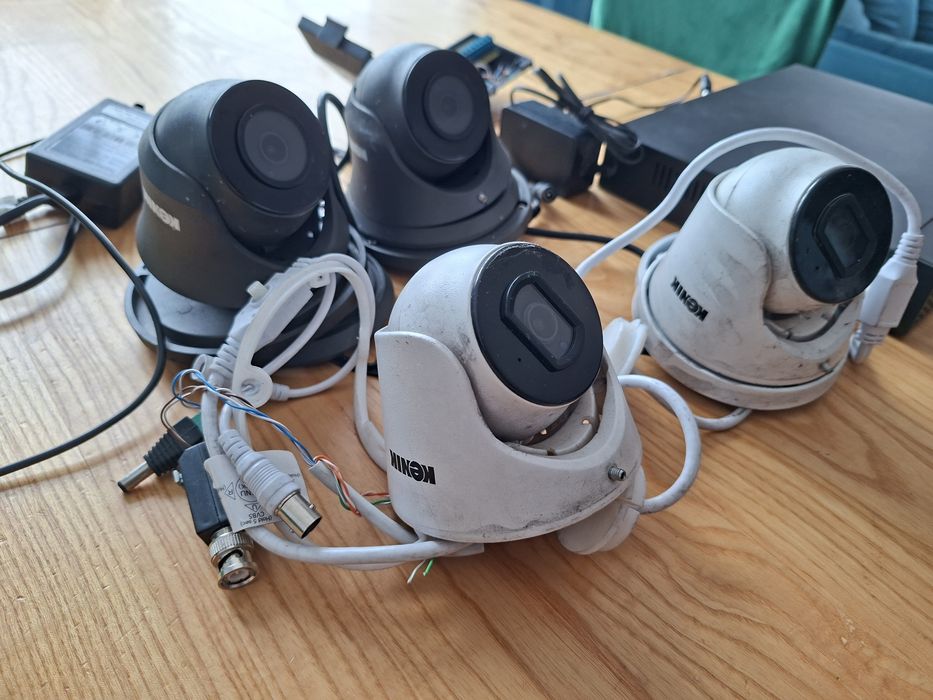 Zestaw monitoringu CCTV – 4 kamery + rejestrator DVR + zasilacze