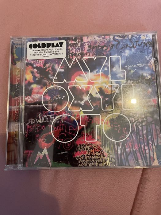 Vendo varios cds, cada um com o valor de 7€