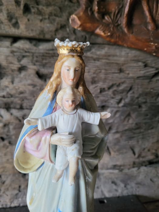 Piękna porcelanowa Maryja Królowa Matka Boża
