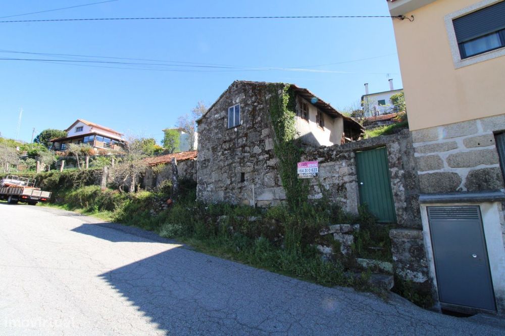 Moradia em granito p/ reconstruir – Vouzela