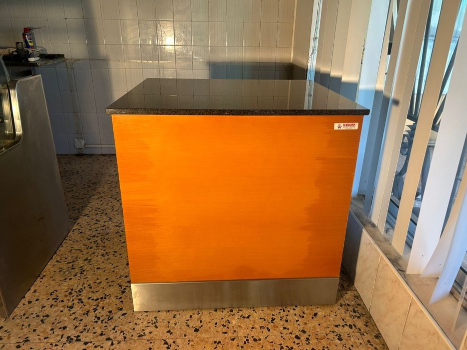 Bancada de inox com tampo de granito