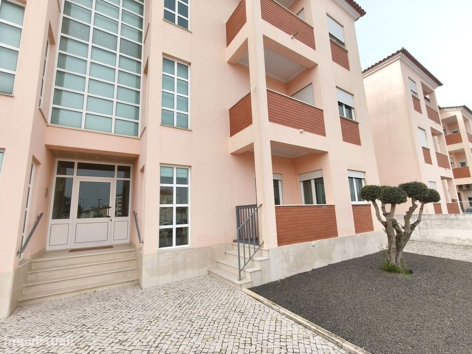 Apartamento T2 com Garagem BOX em Almeirim