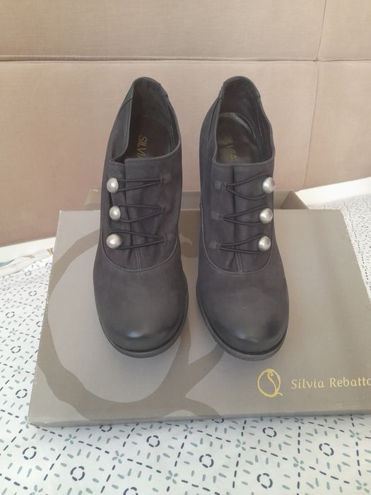 Botins em Pele genuína Sílvia  Rebatto tamanho 39. Estilo gótico.