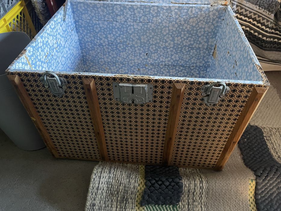 Mala pequena antiga de lata