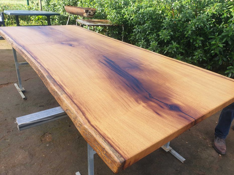 Mesa em madeira maciça rústica,borda o vivo.Rustic solid wood table