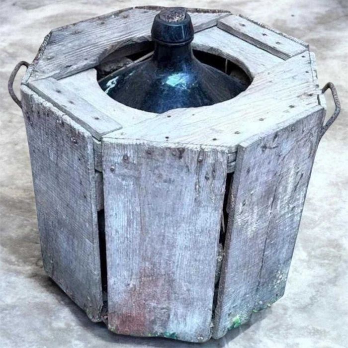 Garafões antigos de 40L, em grade de madeira (dois)