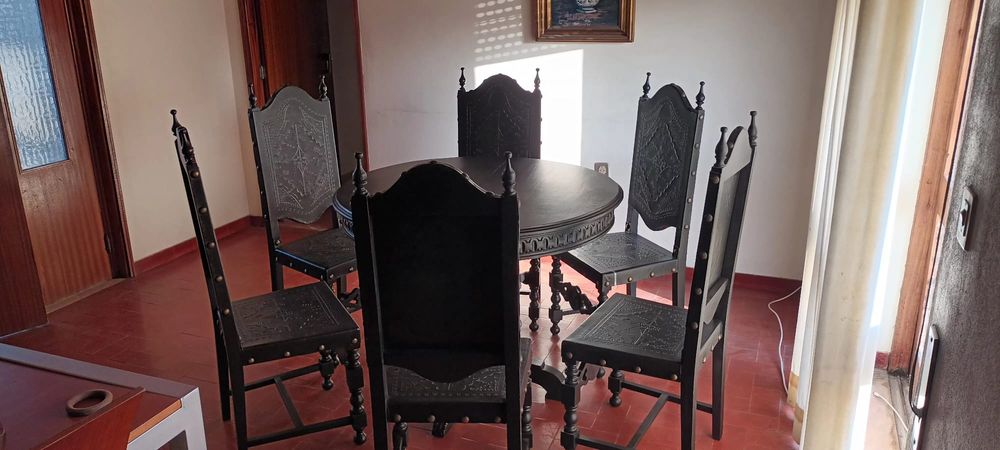 Conjunto de mesa e 6 cadeiras