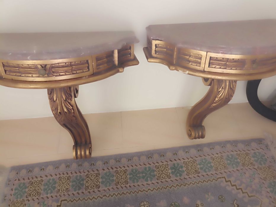 Par de Mísulas/mesas de cabeceira em talha dourada e marmore.