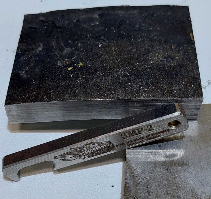 Брелок-відкривачка  із катка БМП. Сувенір.