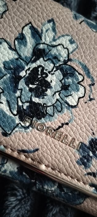 Гаманець бренду Fiorelli з квітковим принтом.