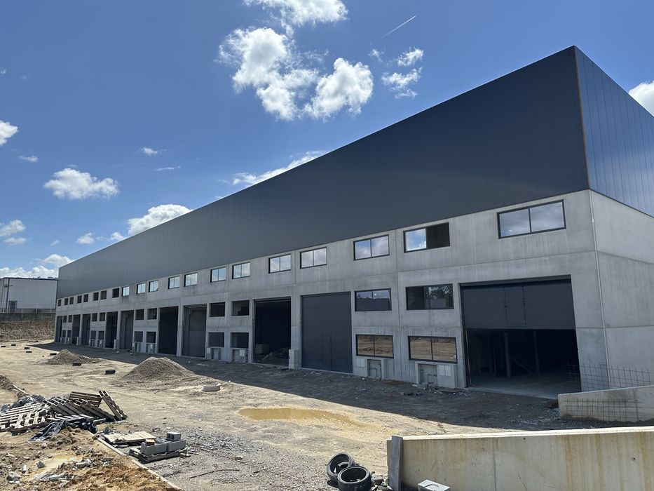 Pavilhões Industriais com 800m2 e 400m2