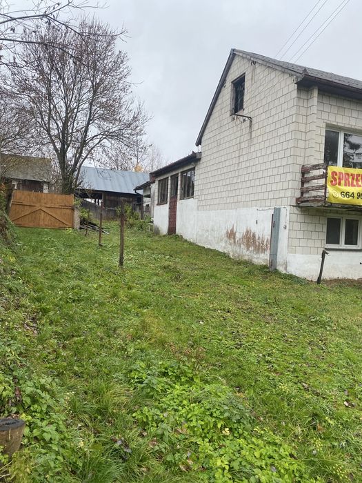 Dom  z budynkami gospodarczymi.