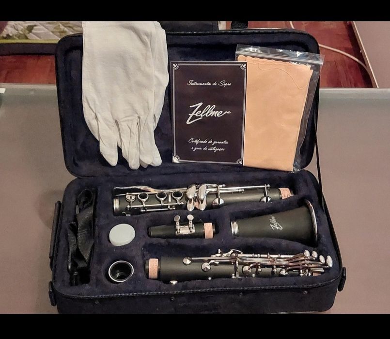Clarineta  nova e livro