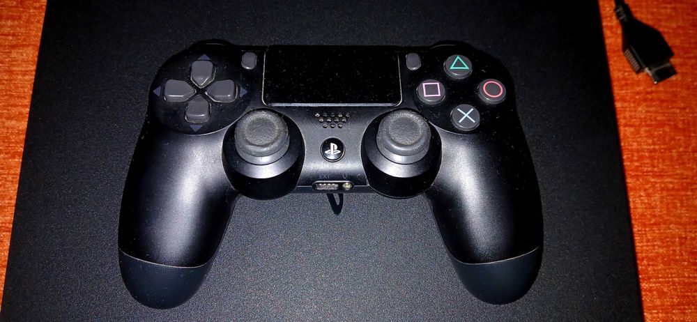 Ps4 slim + 4 jogos + 2 cabos, quase não usada