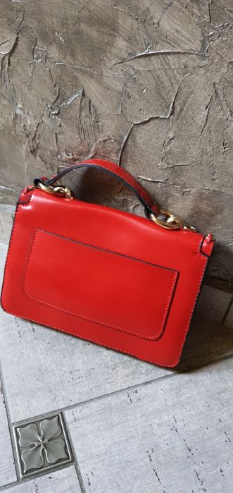 Śliczna czerwona torebka listonoszka szeroki pasek łańcuch guess