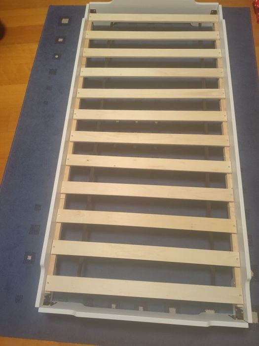 Cama estilo Montessori com colchão