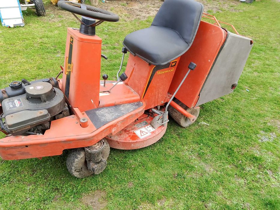 Traktorek kosiarka z koszem i walcem.