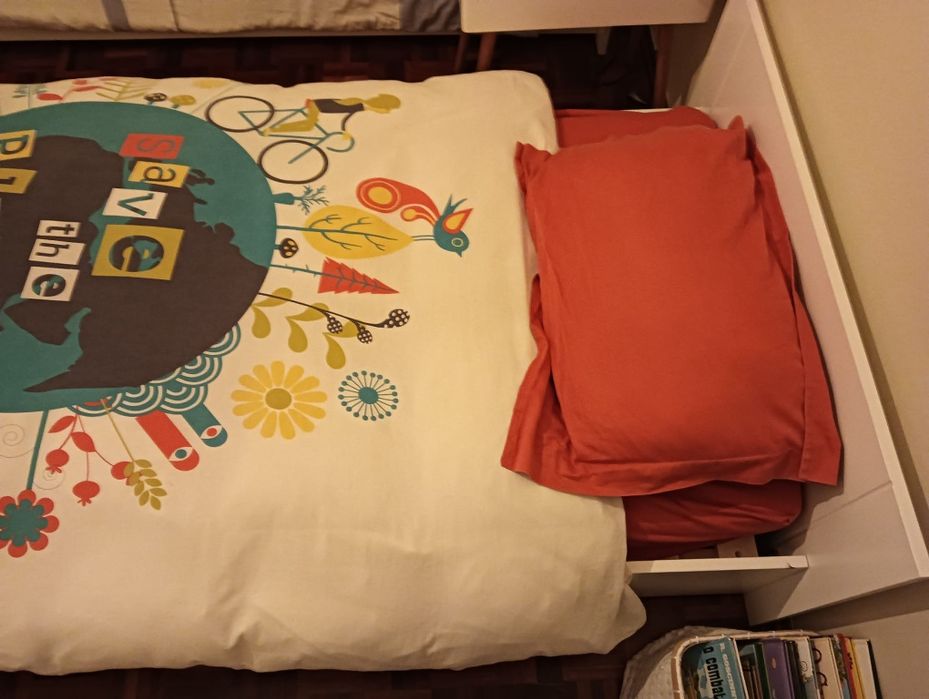 Cama para 1 pessoa usada, com estrado e gaveta.