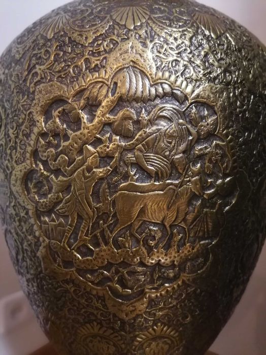 Jarrão de chão, em liga metálica com latão dourado, trabalhado, muito antigo - vintage clássico