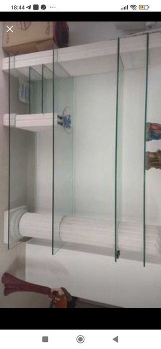 Móvel em pedra e vidro