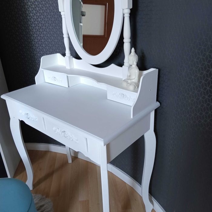 Piękna konsola toaletka biała z lustrem i szufladkami