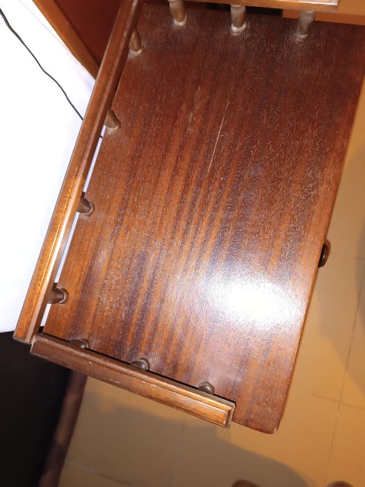 Móvel de apoio com gaveta